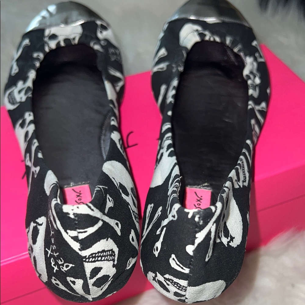 Betsey Johnson Black Skull Print Flats with Silver Toes - Picture 7 of 13